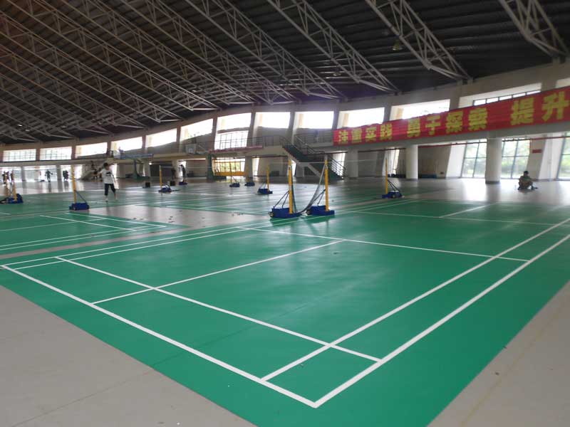 羽毛球場館應(yīng)該選擇羽毛球場塑膠地板